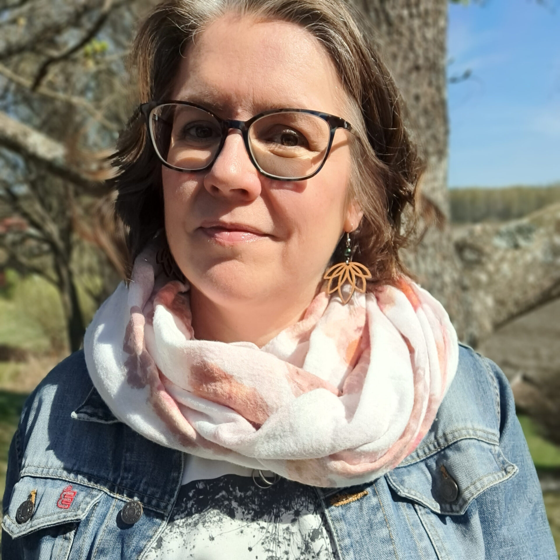 Riikka ulkona luonnossa.
