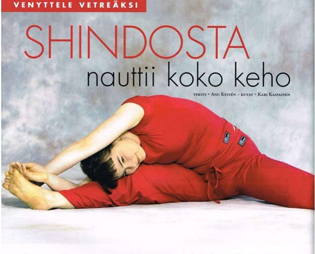 Shindo-logo. Henkilö taivuttaa vartaloa ja käsiä oikean jalan päälle. Venyttele vetreäksi.